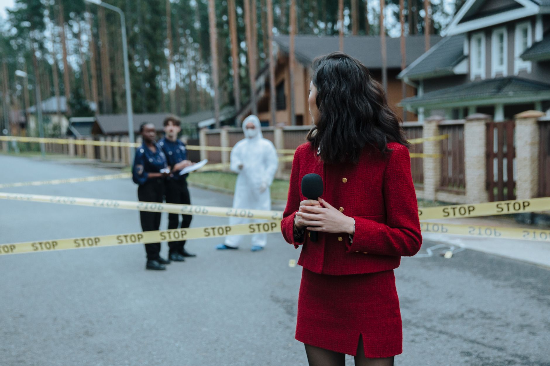 Reporter at a crime scene with police and forensic experts. Yellow caution tape visible. — Bassbet Casino peut il devenir vot