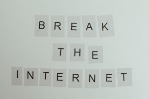 Conceptual image with text 'Break the Internet' using letter cards on a light background. — Die Bonusangebote von King Billy