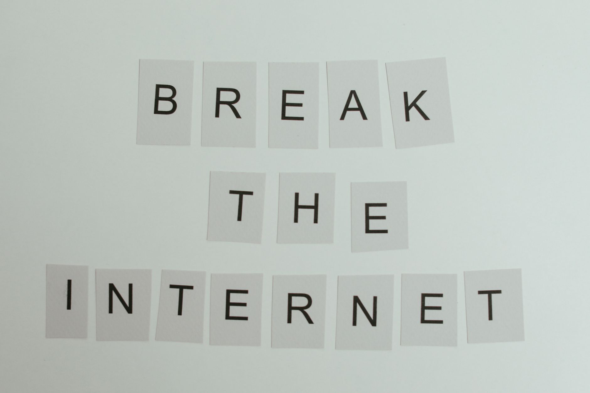 Conceptual image with text 'Break the Internet' using letter cards on a light background. — Die Bonusangebote von King Billy