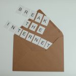 Brown envelope with tiles spelling 'Break the Internet' creates a conceptual and modern theme. — Die neuesten Slots bei Only