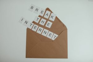 Brown envelope with tiles spelling 'Break the Internet' creates a conceptual and modern theme. — Die neuesten Slots bei Only