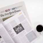 Flat lay of a coffee cup and The New York Times newspaper, ideal for business and lifestyle themes. — Wie unterscheiden sich