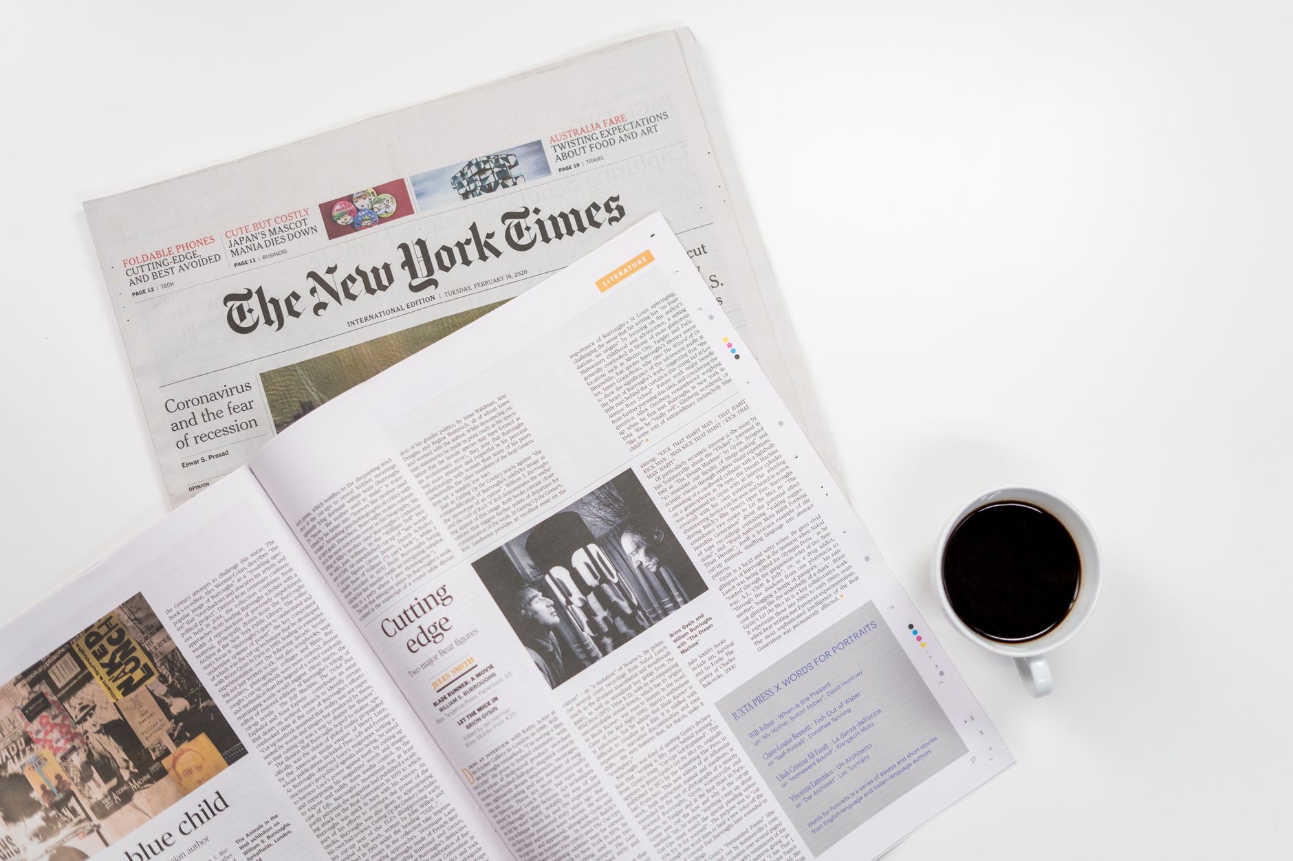 Flat lay of a coffee cup and The New York Times newspaper, ideal for business and lifestyle themes. — Wie unterscheiden sich