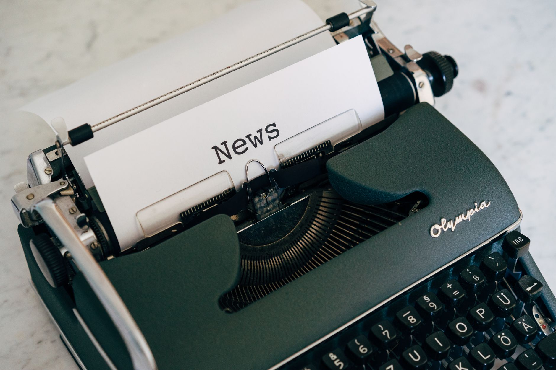Close-up of an antique typewriter with 'News' on paper. — Wie viele Zahlungsmethoden bietet Xon Bet Casino an?