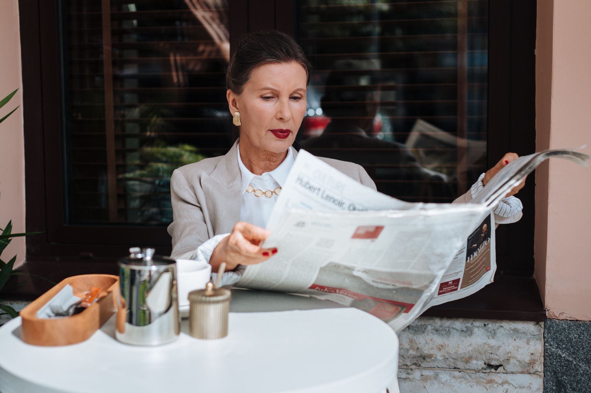 Sophisticated woman enjoying her morning newspaper at a cozy outdoor cafe. — Worauf sollten Spieler bei der Spielauswahl acht